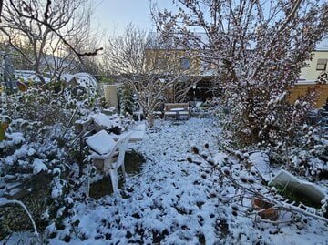 Überblick eines winterlichen Gartens.