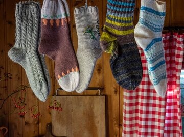 Hängenden Socken, die bestrickt sind. 