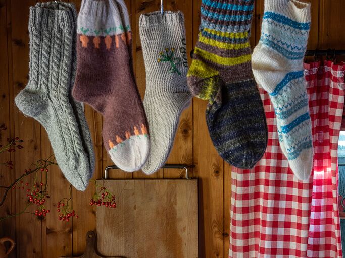 Hängenden Socken, die bestrickt sind. 