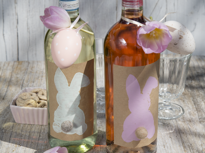 Hasen-Etiketten mit Bommelschwanz auf Glasflaschen